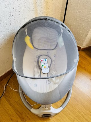 Mecedora bebé con capota y peluches con caja