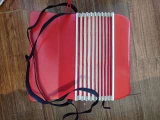 Acordeón infantil de juguete rojo