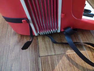 Acordeón infantil de juguete rojo