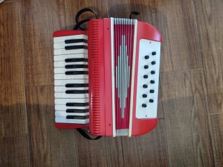 Acordeón infantil de juguete rojo