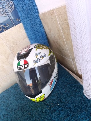 Casco de moto AGV con diseño divertido