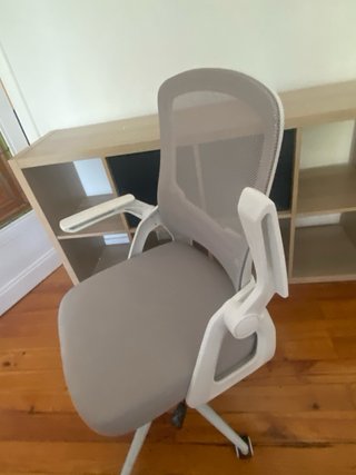 Escritorio y Silla Blanca con Ruedas