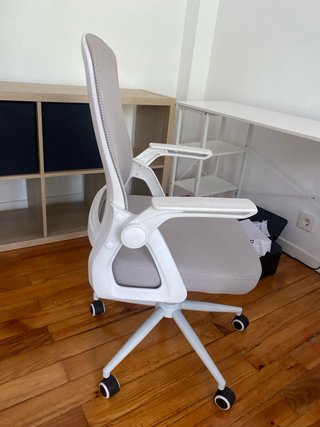 Escritorio y Silla Blanca con Ruedas
