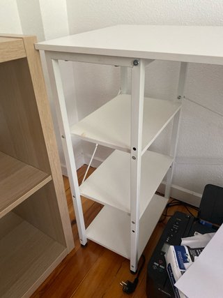 Escritorio y Silla Blanca con Ruedas