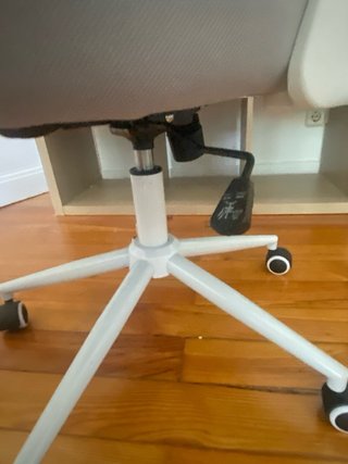 Escritorio y Silla Blanca con Ruedas
