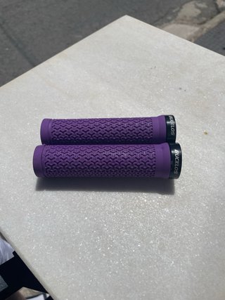 Puños BUCKLOS Morados para Patín o Bici