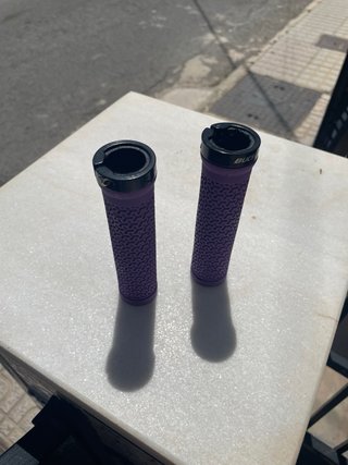 Puños BUCKLOS Morados para Patín o Bici