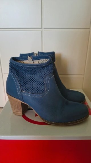 Stivaletti estivi in pelle blu