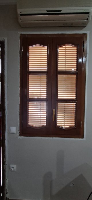 Ventana de madera con persiana