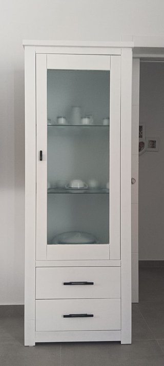 Mueble de salón blanco con vitrina