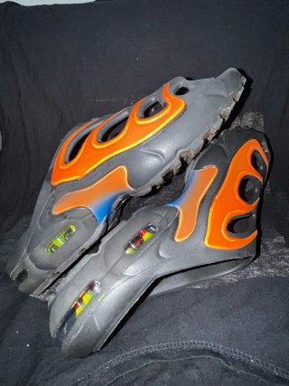 Chanclas Negras y Naranjas