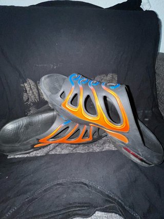 Chanclas Negras y Naranjas
