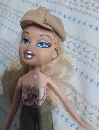 Muñeca Bratz con gorra y vaqueros