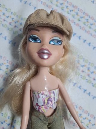 Muñeca Bratz con gorra y vaqueros