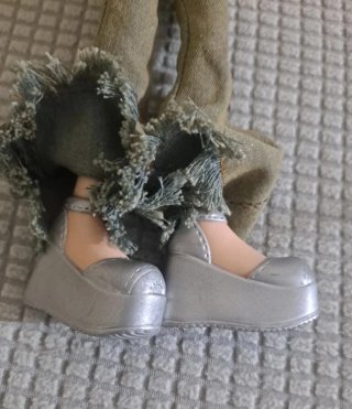 Muñeca Bratz con gorra y vaqueros