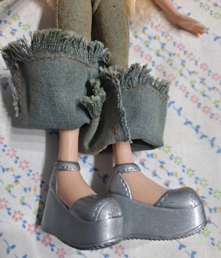 Muñeca Bratz con gorra y vaqueros