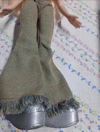Muñeca Bratz con gorra y vaqueros