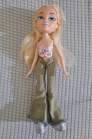 Muñeca Bratz con gorra y vaqueros