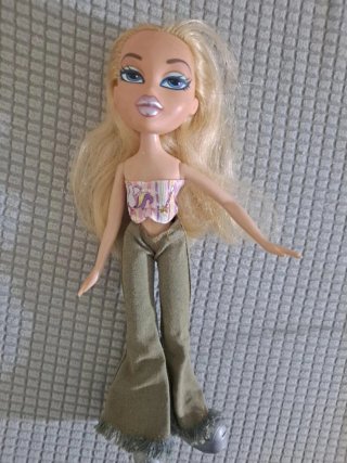 Muñeca Bratz con gorra y vaqueros