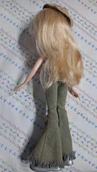 Muñeca Bratz con gorra y vaqueros
