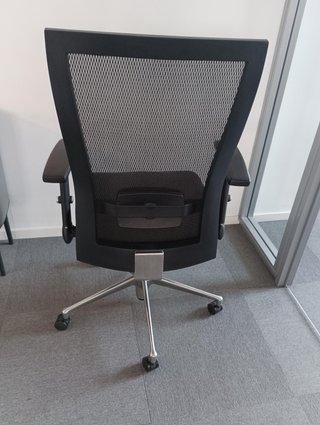 Silla de oficina ergonómica negra