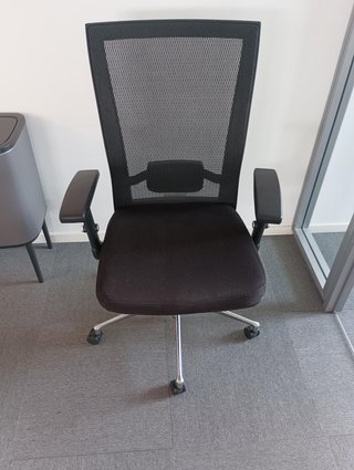 Silla de oficina ergonómica negra