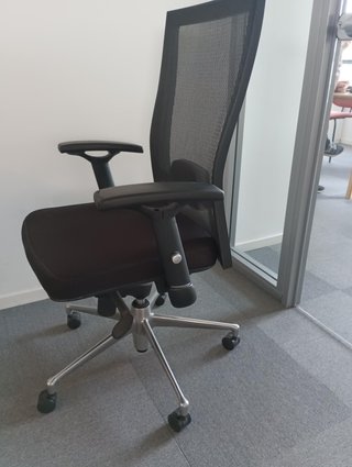 Silla de oficina ergonómica negra