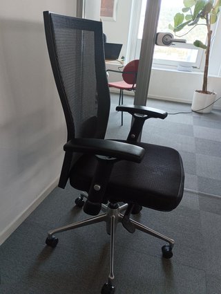Silla de oficina ergonómica negra