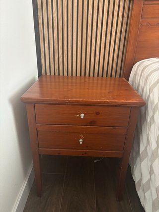 Cabecero y mesitas de noche de madera
