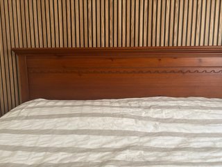 Cabecero y mesitas de noche de madera