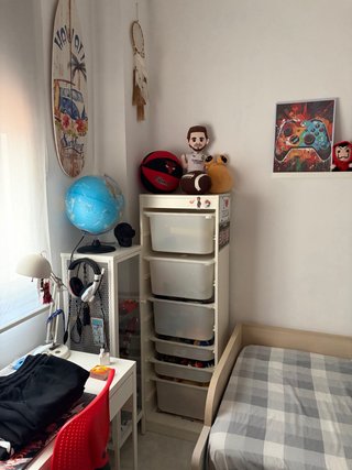Mueble de almacenaje blanco y madera