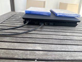 PS4 (PlayStation 4) + 2 Juegos