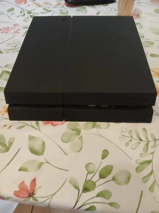 Consola PS4 500gb con mando y juegos FIFA 25 y F1