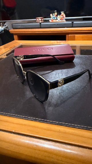 Gafas de sol Gucci negras y doradas