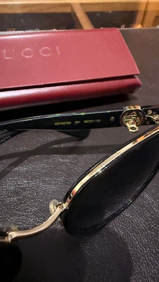 Gafas de sol Gucci negras y doradas