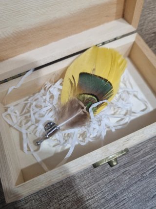 Pajarita de plumas amarilla y verde