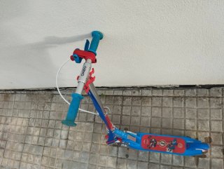 Patinete infantil azul y rojo