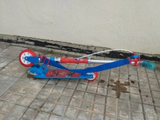 Patinete infantil azul y rojo