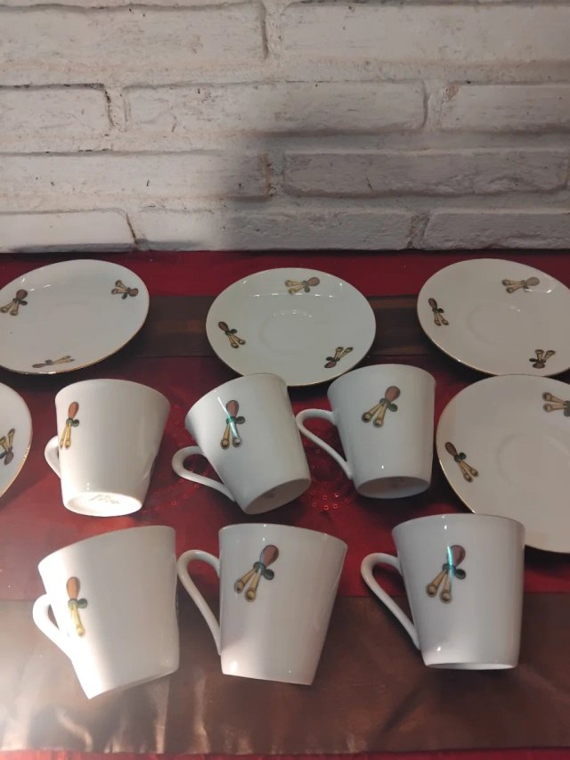 Juego de Tazas y Platos Vintage.