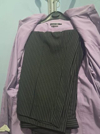 Traje Novio FORMUL@. Negro Raya Púrpura Talla M