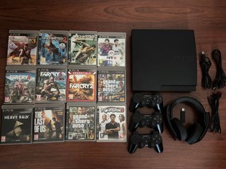 PlayStation 3 con 12 juegos, 3 mandos y cascos