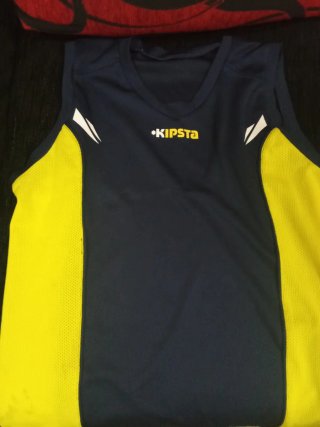 Conjunto deportivo Kipsta: 2 camisetas y pantalón