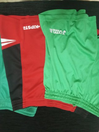 Conjunto deportivo Kipsta: 2 camisetas y pantalón
