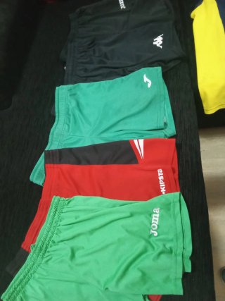 Conjunto deportivo Kipsta: 2 camisetas y pantalón