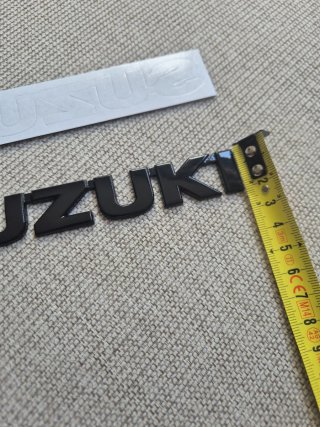 Emblema Suzuki Negro Brillante