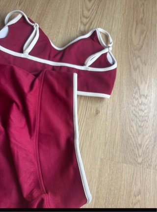 Conjunto deportivo rojo y blanco