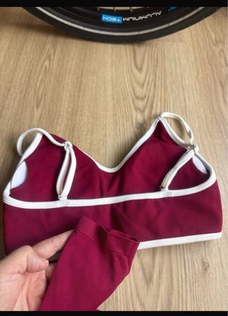 Conjunto deportivo rojo y blanco