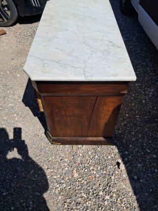 Cómoda de madera con tapa de mármol