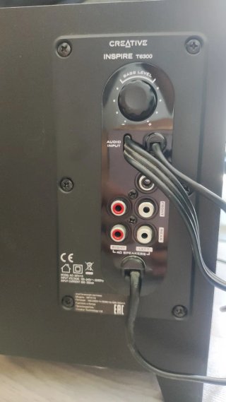 Sistema de sonido 5.1 con altavoces y subwoofer