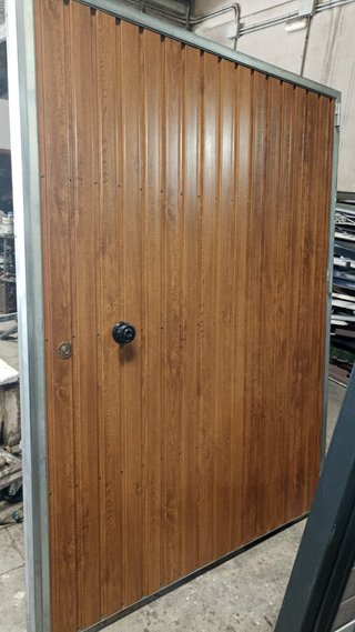 Puerta abatible exterior madera y acero